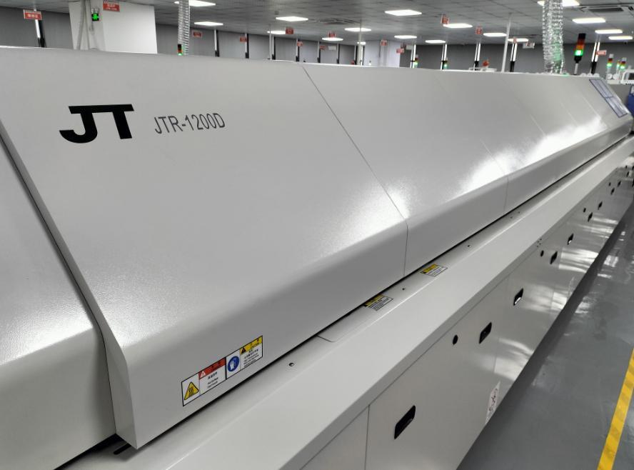 Reflow oven in the memory module SMT workshop